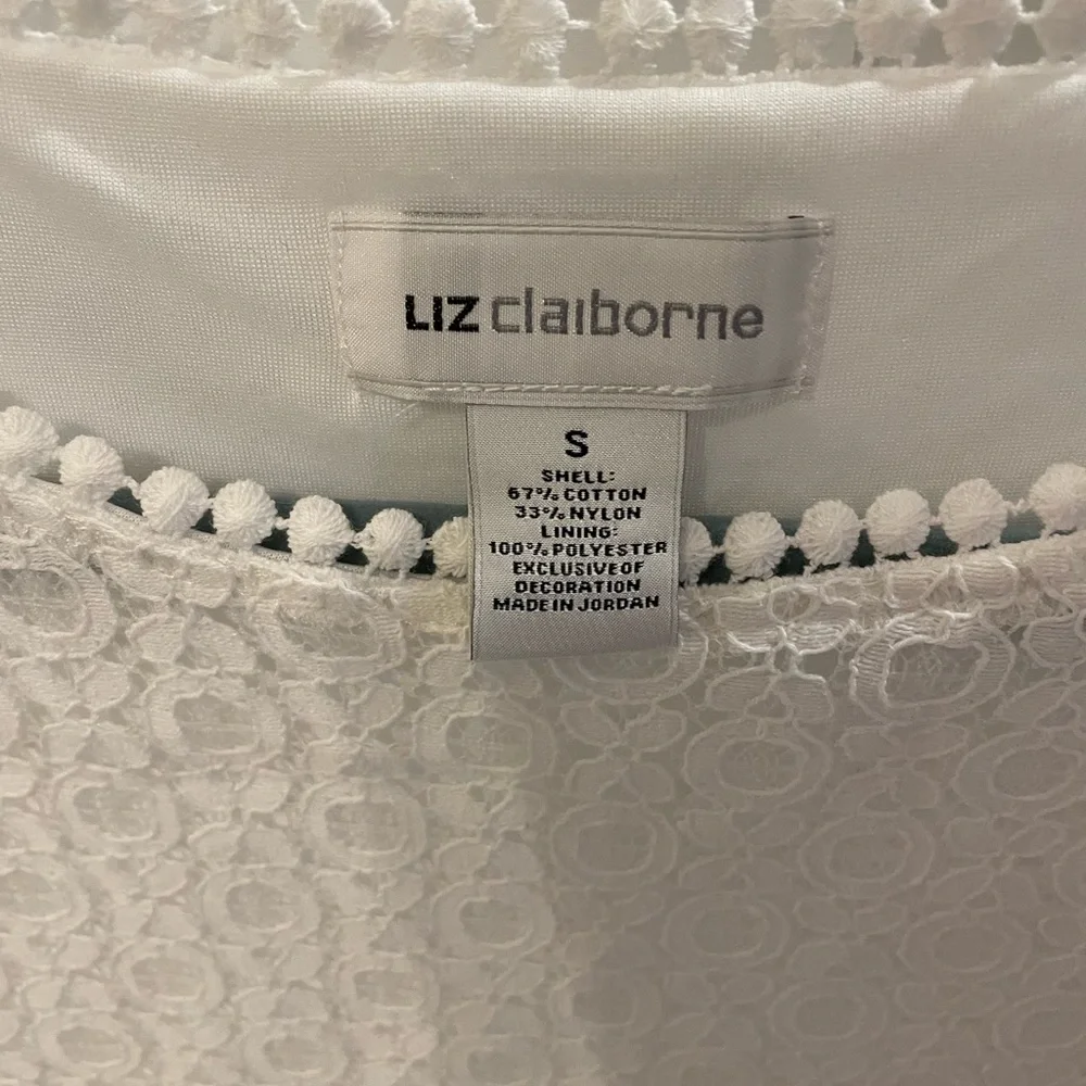 Beautiful white short sleeve top (lined). - Picture 2 of 6